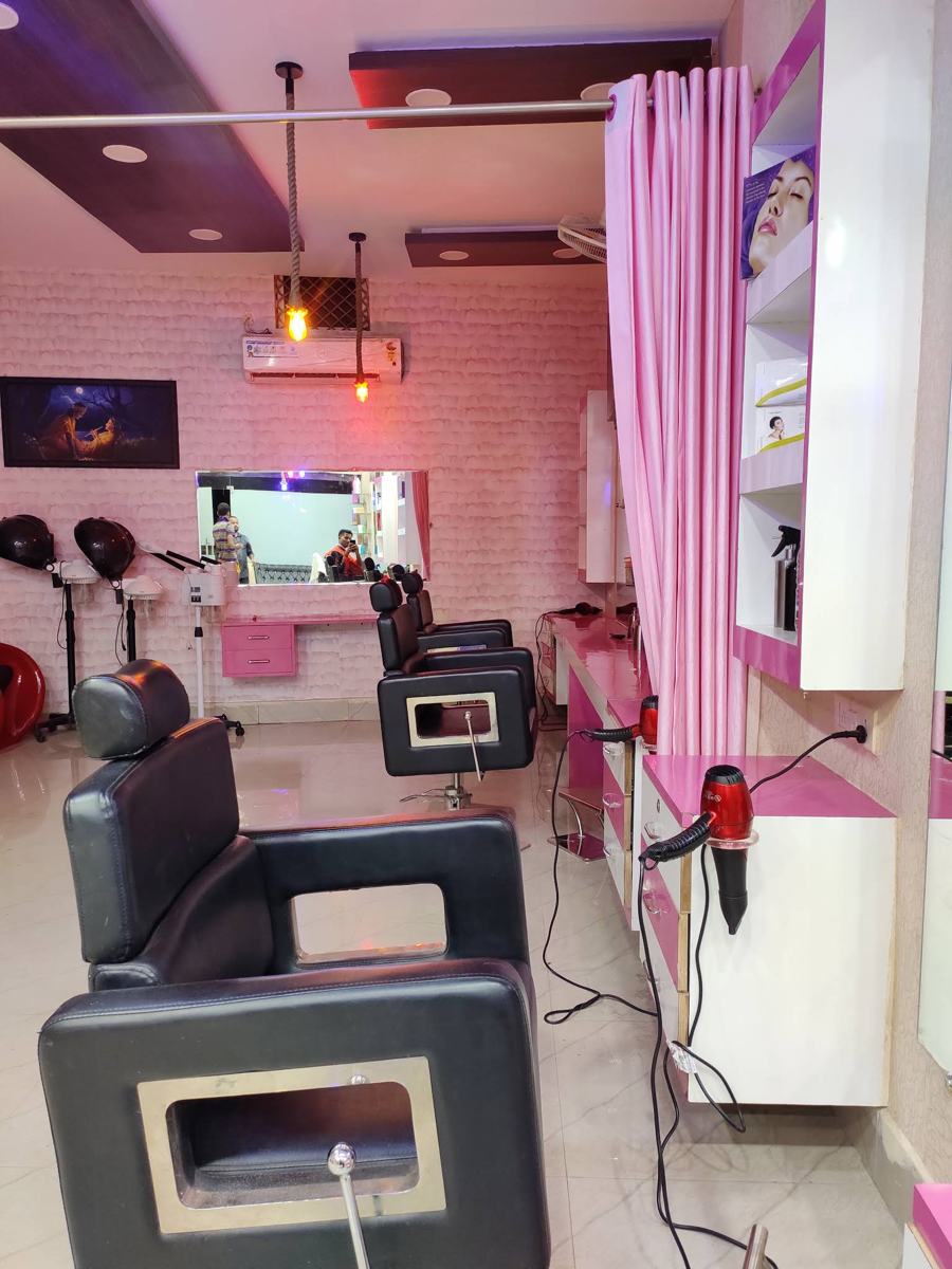 Metrix Beauty Studio: salon chairs, hair dryers and pink styling counters