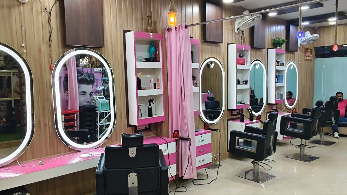 Metrix Beauty Studio: styling stations with lit oval mirrors