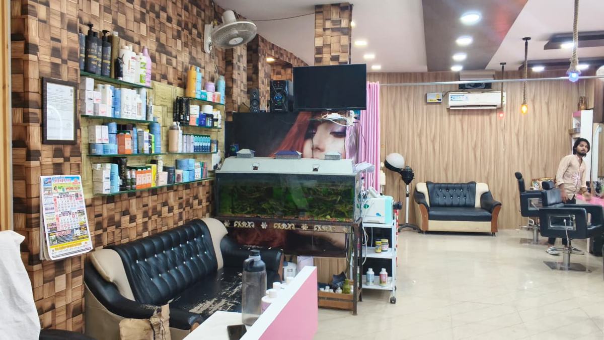 Metrix Beauty Studio: waiting lounge and product shelves